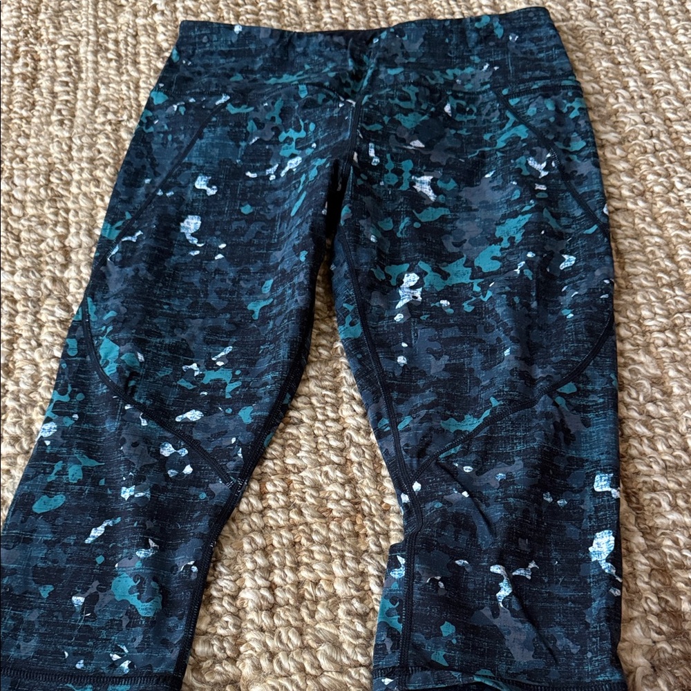 Sweaty Betty WomensBlack and green pattern Active Capris.